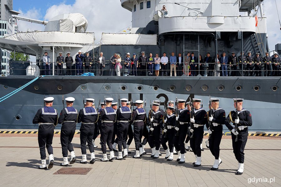 Pokaz musztry paradnej przy okręcie ORP „Błyskawica” podczas Dnia Marynarki Wojennej i Dnia Stoczniowca. Z pokładu obserwują go m.in. wiceprezydent Maciej Zielonka i radna miasta Agnieszka Tokarska 