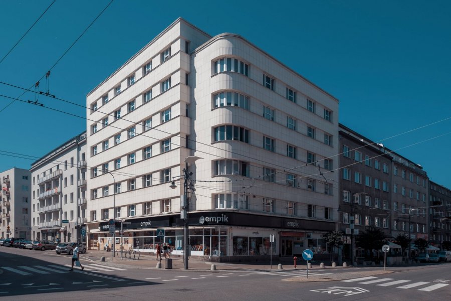 Budynek modernistyczny z zewnątrz