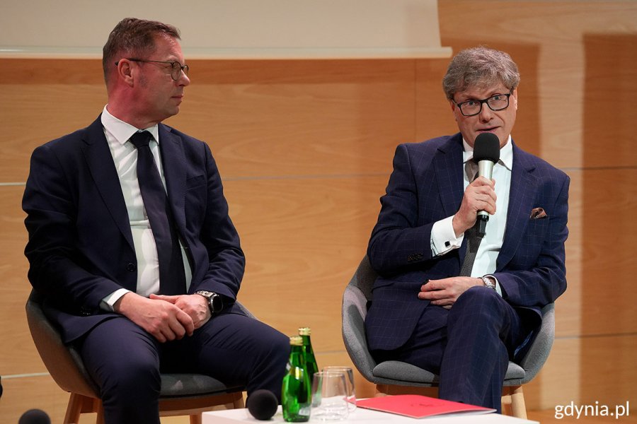 Debata rektor&oacute;w "Gdynia! Wyb&oacute;r na dziś. Miasto na jutro". Na zdjęciu rektorzy gdyńskich uczelni: dr hab. Artur Kozłowski z WSB Merito i dr Tomasz Białas z Wyższej Szkoły Administracji i Biznesu im. Eugeniusza Kwiatkowskiego