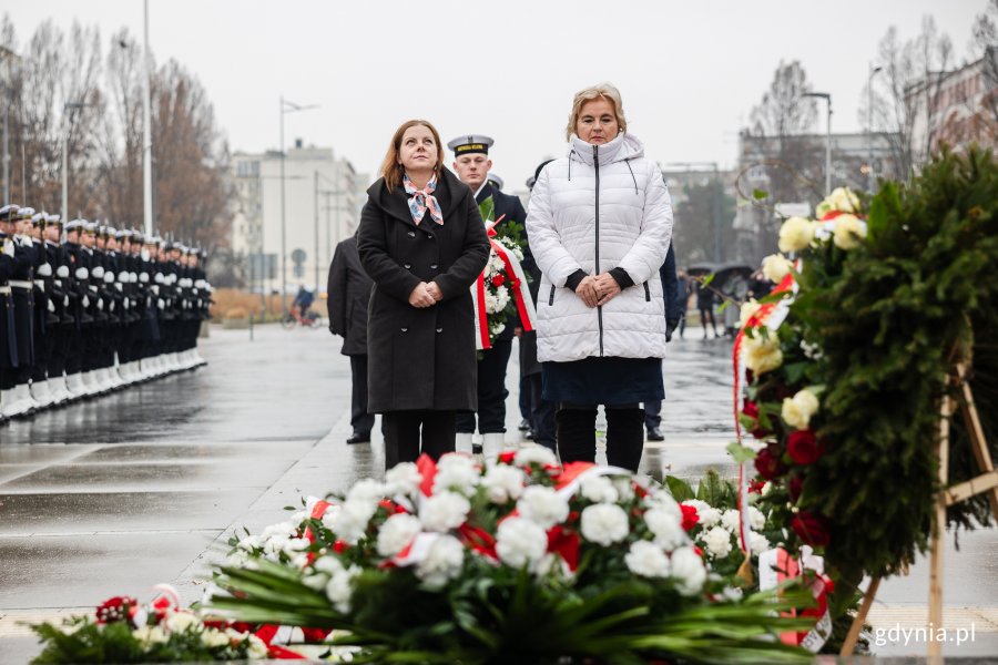 Delegacja gdyńskiego samorządu składająca kwiaty przed pomnikiem Polski Morskiej. Od lewej: prezydent Gdyni Aleksandra Kosiorek i radna miasta Teresa Bysewska