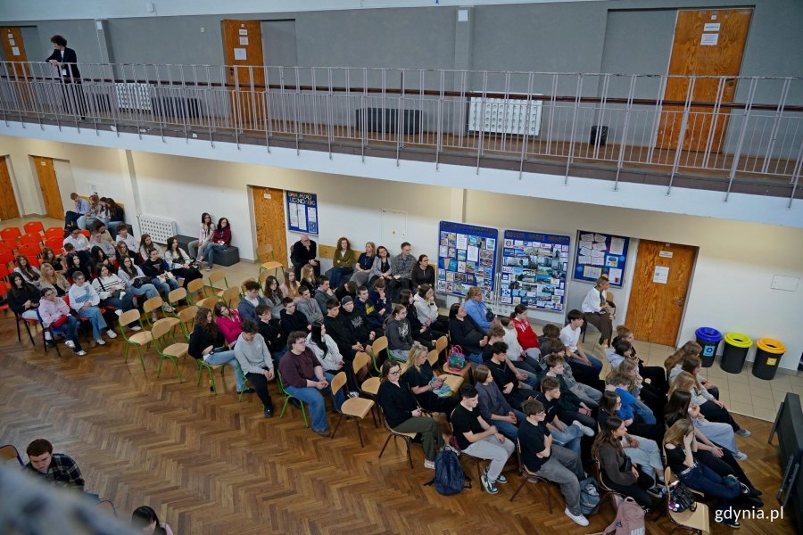 Młodzież uczestnicząca w kongresie &bdquo;Zdrowe Głowy&rdquo; zgromadzona na holu ZSSO w Gdyni 