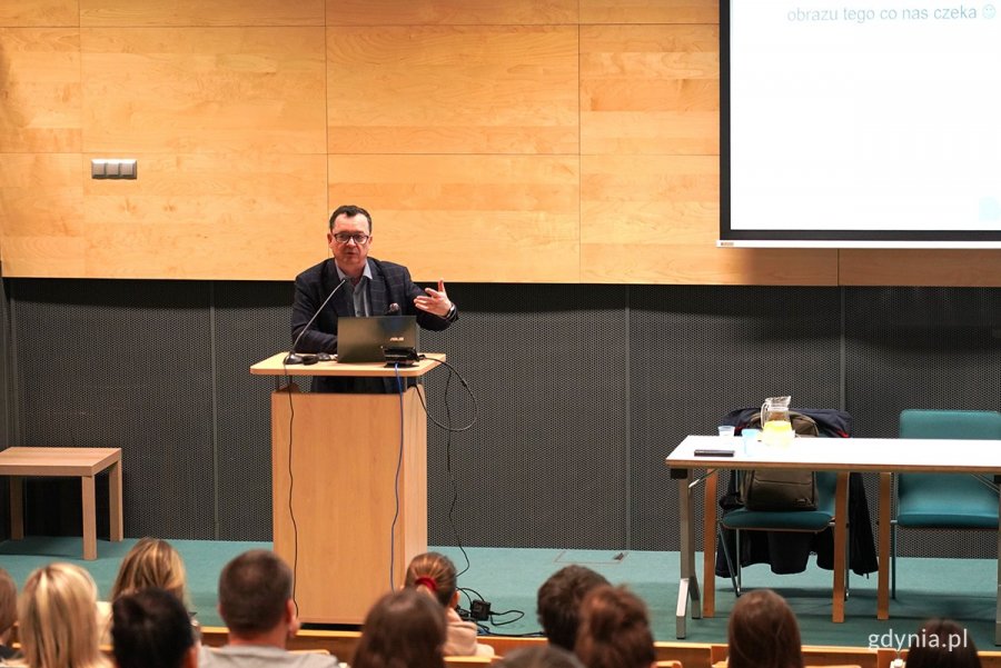 na zdjęciu scena z wykład, na sali osoby dorosłe