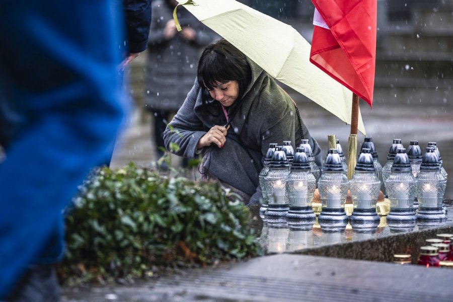 Jedna z uczestniczek uroczystości ku czci ofiar strzelaniny na praskim uniwersytecie, która odbyła się na placu im. prof. Andrzeja Ceynowy na kampusie Uniwersytetu Gdańskiego, składająca znicz