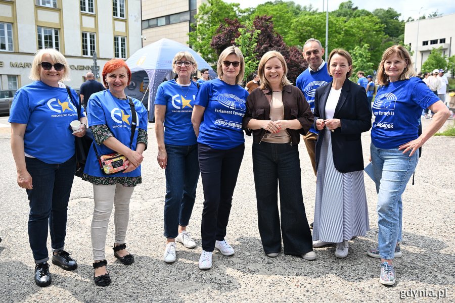 Piknik Europejski na Placu Wolnej Ukrainy w Gdyni - wiceprezydentka Gdyni Oktawia Gorzeńska z organizatorami (fot. Michał Puszczewicz)