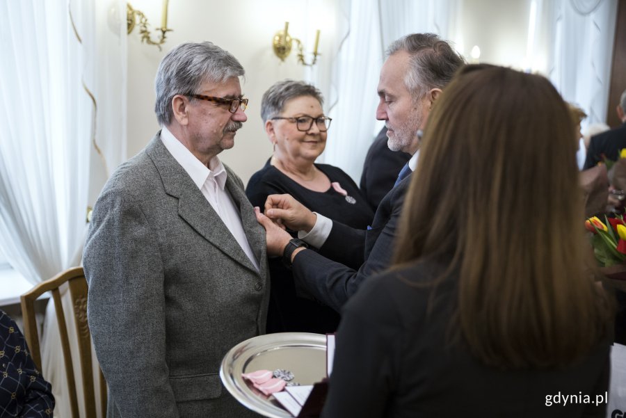Pamiątkowe Medale za Długoletnie Pożycie Małżeńskie z rąk prezydenta Wojciecha Szczurka odebrały pary obchodzące Złote Gody, na zdjęciu: prezydent Wojciech Szczurek, fot. Przemysław Kozłowski