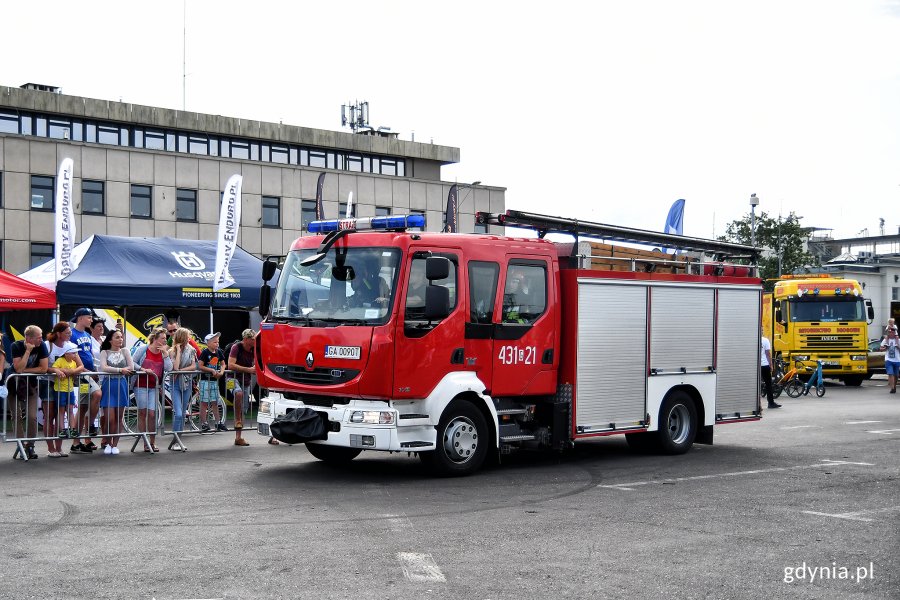 Symulacja akcji ratowniczej po wypadku drogowym w ramach 14. Moto Safety Day w Gdyni // fot. Michał Puszczewicz