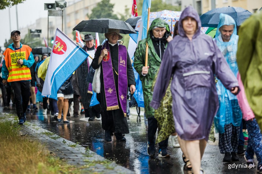 Uczestnicy 37. Gdyńskiej Pieszej Pielgrzymki na Jasną Górę idą jedną z gdyńskich ulic // fot. Karol Stańczak