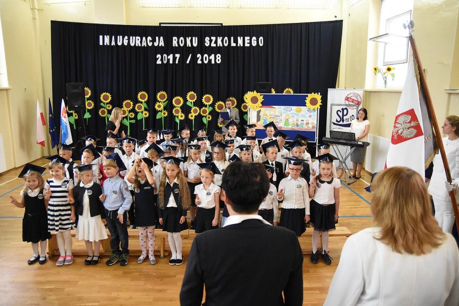 Rozpoczęcie roku szkolnego 2017/2018 w SP nr 10 w Gdyni Chyloni // fot. M. Puszczewicz