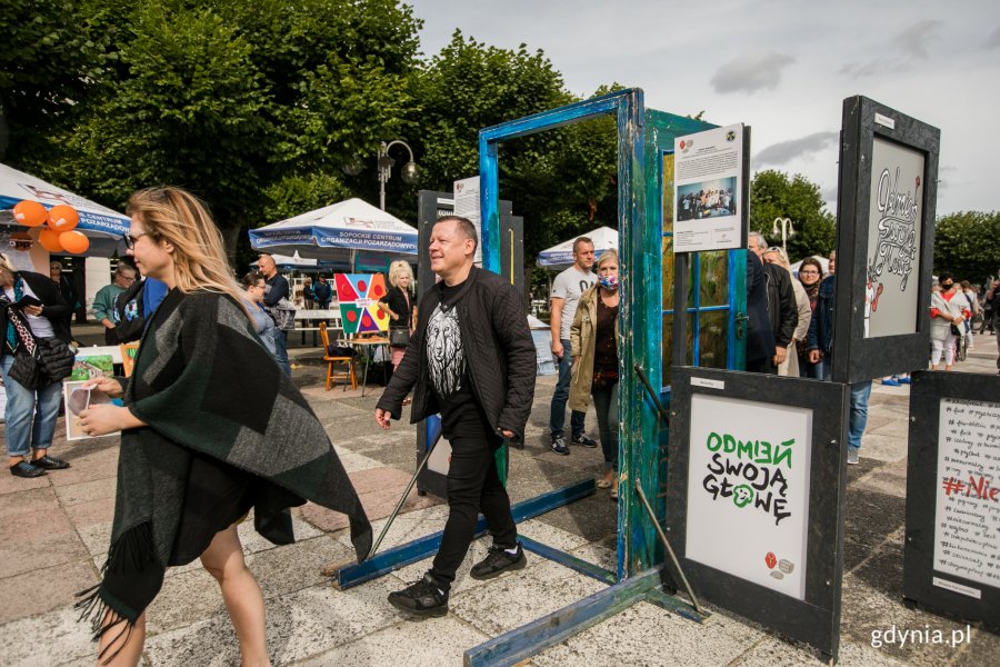 Uczestnicy Festynu Tolerancji przechodzą przez Drzwi do Tolerancji // fot. Karol Stańczak