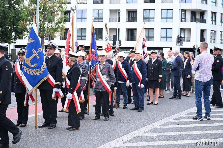 Poczty sztandarowe uczestniczące w przemarszu na apel z okazji Święta Morza