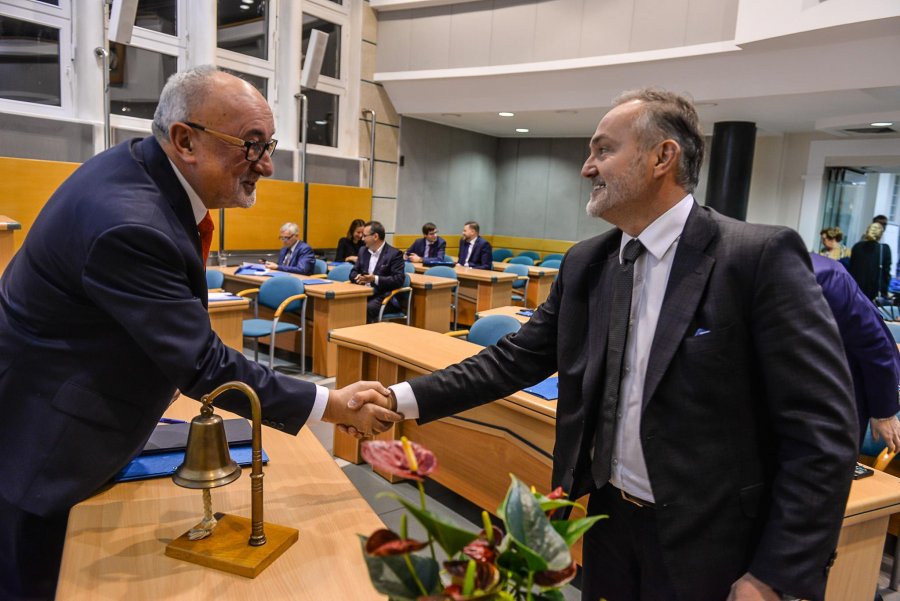 Prezydent Wojciech Szczurek wita się z przewodniczącym seniorem Stanisławem Borskim // fot. Przemysław Świderski