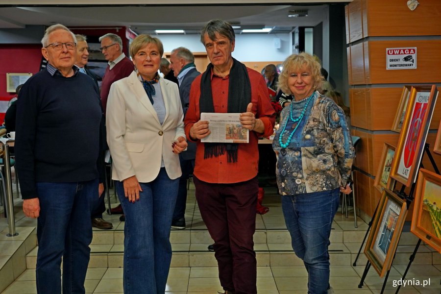 Od lewej: prof. Tadeusz Palmowski, radna miasta Teresa Bysewska, Wojciech Pasko-Porys &ndash; komisarz wystawy oraz artystka Barbara Paluchowska podczas prewernisażu wystawy &bdquo;100 obraz&oacute;w na 100-lecie Gdyni&rdquo; i spotkania wigilijnego w Gdyńskim Centrum Organizacji Pozarządowych