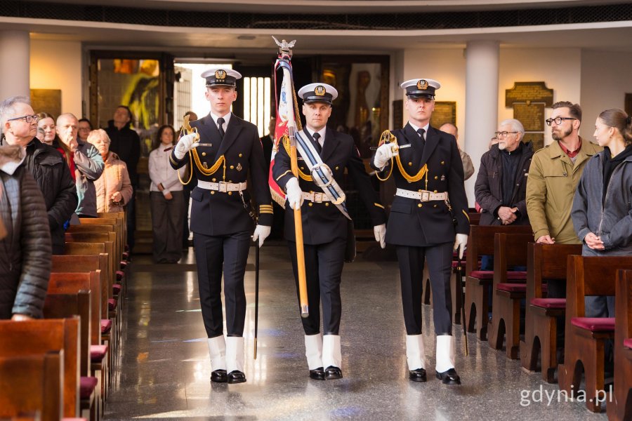 Wojskowa asysta honorowa podczas mszy świętej w intencji pomordowanych w Kościele pw. Matki Boskiej Nieustającej Pomocy i św. Piotra Rybaka