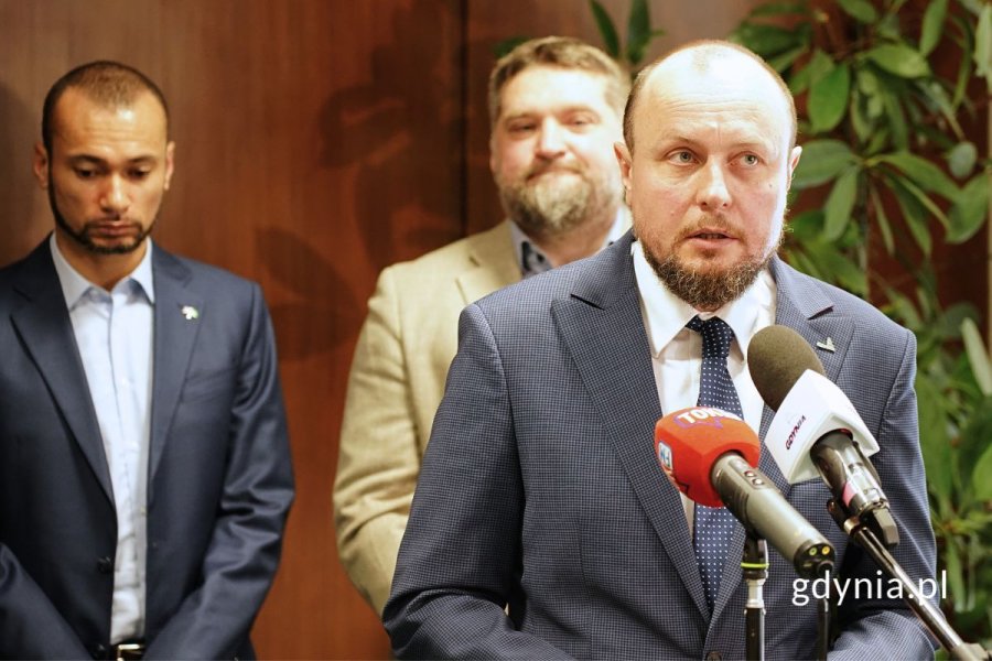 Mariusz Bzdęga, dyrektor zarządzający ds. kultury i aktywności mieszkańców, stojący przy mikrofonach