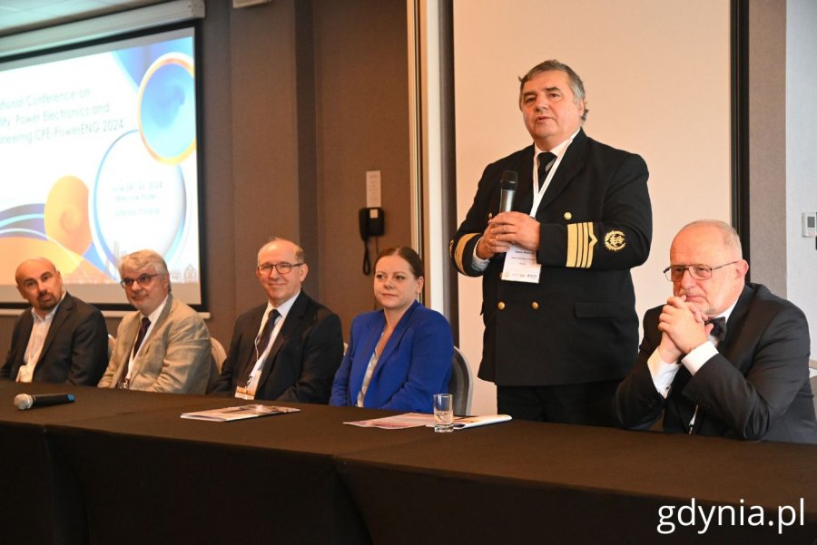 Na zdjęciu (od lewej): prof. dr hab. inż. Jacek Rąbkowski, Politechnika Warszawska, Joao Martins, Nova School of Science and Technology, prof. dr hab. inż. Krzysztof Górecki, Uniwersytet Morski w Gdyni, Aleksandra Kosiorek, prezydent Gdyni, prof. dr hab. inż. Adam Weintrit, kapitan żeglugi wielkiej, prof. dr hab. inż. Ryszard Strzelecki, Politechnika Gdańska (fot. Magdalena Starnawska)