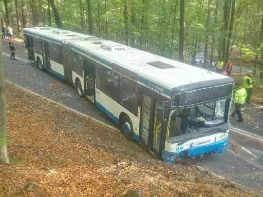 Wypadek na ul. Sopockiej - autobus został podniesiony przez służby