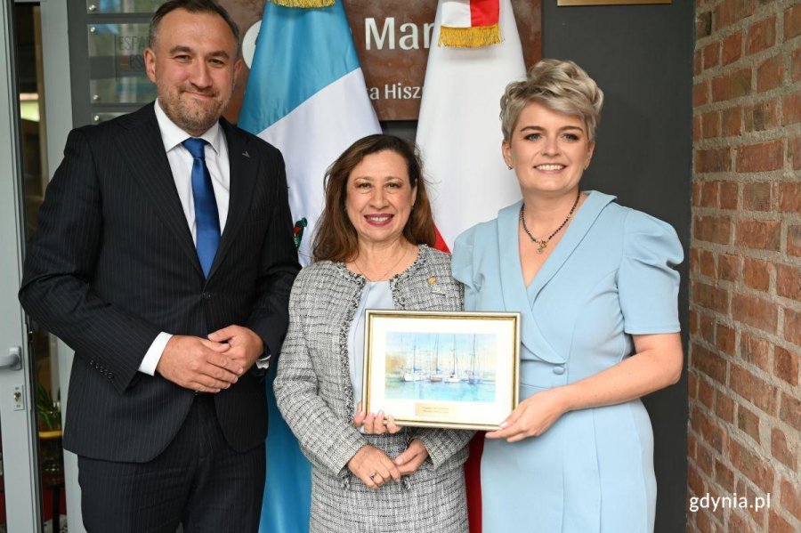 Na zdjęciu: Sandra Noriega Urizar, ambasador Gwatemali w Polsce (w środku), Liliana Poszumska, konsul honorowa i Tomasz Augustyniak, wiceprezydent Gdyni 