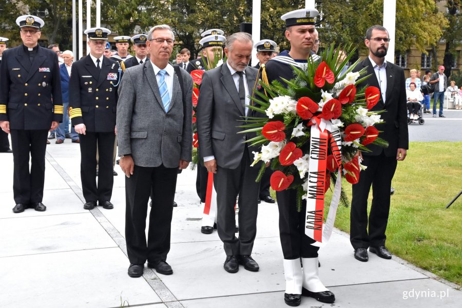 Pod pomnikiem Armii Krajowej kwiaty złożyła delegacja władz miasta: prezydent Wojciech Szczurek, wiceprezydent Michał Guć oraz radni Zenon Roda i Lechosław Dzierżak // fot. Magdalena Czernek 