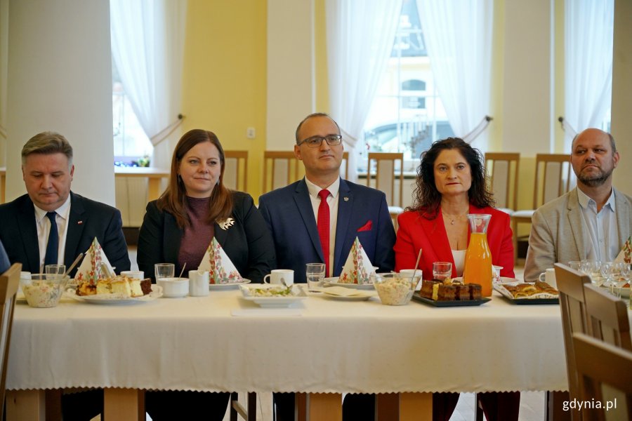 Od lewej: poseł Michał Kowalski, prezydent Gdyni Aleksandra Kosiorek, wicewojewoda pomorski Emil Rojek, posłanka Dorota Arciszewska-Mielewczyk oraz Ireneusz Trojanowicz &ndash; wiceprzewodniczący Rady Miasta Gdyni podczas spotkania świątecznego kombatant&oacute;w i os&oacute;b represjonowanych