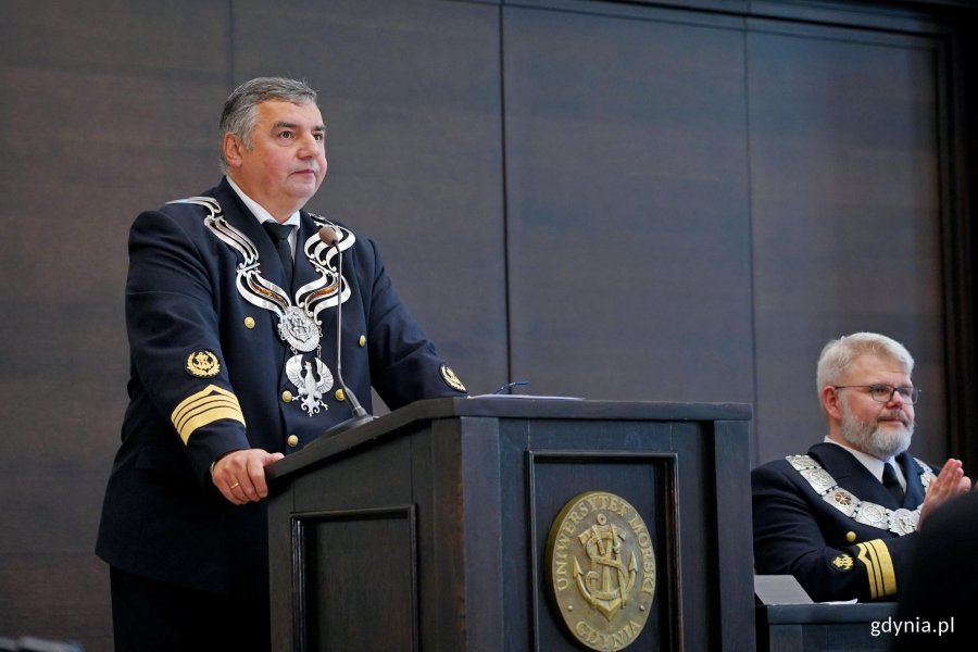 prof. dr hab. inż. kpt. ż.w. Adam Weintrit, rektor Uniwersytetu Morskiego w Gdyni, przemawiający podczas posiedzenia senatu uczelni z okazji 106. rocznicy utworzenia Uniwersytetu Morskiego 