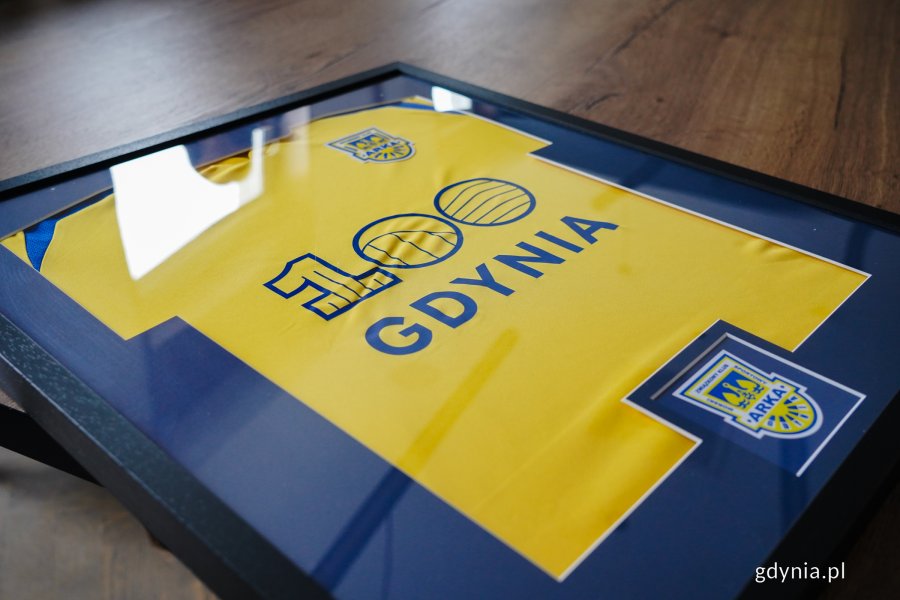 Pamiątkowa, jubileuszowa koszulka Arki Gdynia z okazji stulecia miasta 