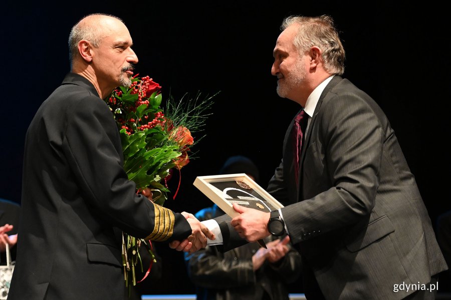 Jubilat otrzymał od prezydenta Gdyni nagrodę i kwiaty. Na zdj. (od lewej): Mariusz Żarnecki i prezydent Wojciech Szczurek, for. Michał Puszczewicz