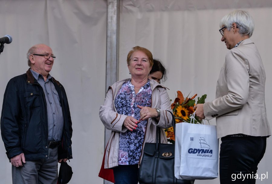 Laureaci konkursu "Gdynia w Kwiatach" odebrali z rąk przewodniczącej Rady Miasta Joanny Zielińskiej nagrody i wyróżnienia // fot. Przemysła Świderski