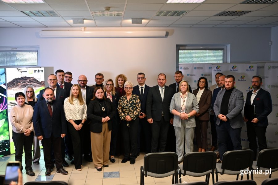 Eko Dolina podpisała umowę z wykonawcą największej inwestycji w historii sp&oacute;łki. Wsp&oacute;lne zdjęcie uczestnik&oacute;w konferencji. Widoczni m.in. Aleksandra Kosiorek, prezydent Gdyni, Ryszard Kalkowski, w&oacute;jt gminy Szemud, Eunika Niemc, w&oacute;jt gminy Kosakowo, Mateusz Richert, burmistrz Redy, Arkadiusz Kraszkiewicz, zastępca prezydenta Wejherowa. (fot. Łukasz Kamasz/gdynia.pl)
