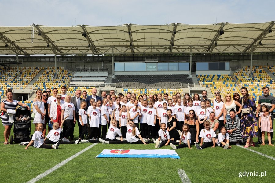 Multimedalistki w fitnessie sportowym spotkały się z prezydentem Wojciechem Szczurkiem i wiceprezydentem Bartoszem Bartoszewiczem // fot. M. Kozłowski