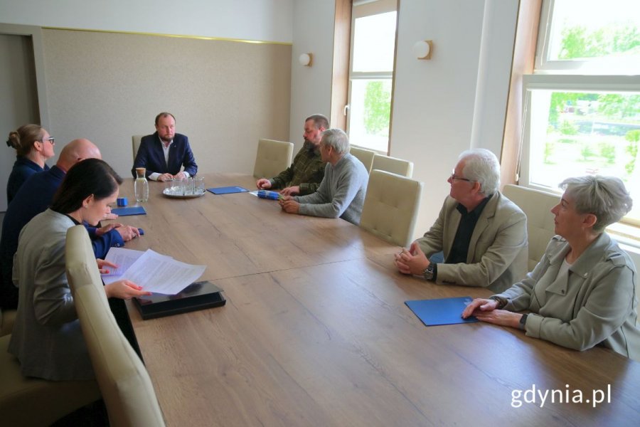Od lewej: Ewa Mącik z Biura ds. Dzielnic UM Gdyni, prezes zarządu Wojciech Kodłubański i członkini zarządu ROD „Karpaty” Monika Rutecka, dyrektor zarządzający ds. kultury i aktywności mieszkańców Mariusz Bzdęga, prezes zarządu Marcin Michalik i wiceprezes zarządu ROD im. A. Domagalskiego Ewaryst Tawkin oraz prezes zarządu Jarosław Rum i skarbnik ROD „Słoneczny” Bożena Halkeos siedzący przy stole konferencyjnym