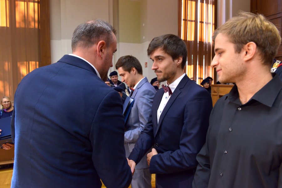 na zdjęciu uśmiechnięci ludzie