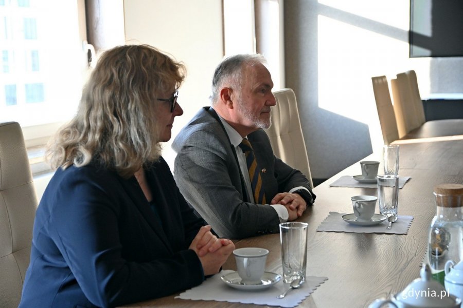 Od prawej: Prezydent Gdyni Wojciech Szczurek i Joanna Leman - kierownik Samodzielnego Referatu Współpracy z Zagranicą Urzędu Miasta Gdyni podczas spotkania z ambasadorem Francji w Urzędzie Miasta Gdyni 