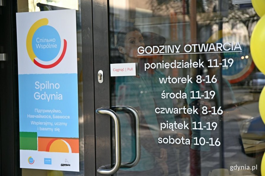 Drzwi do punktu Spilno Gdynia z godzinami otwarcia // fot. Magdalena Czernek