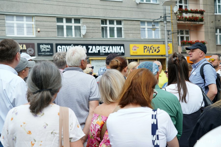 Przewodnik Jarosław Kaczmarczyk wraz z uczestnikami spaceru architektonicznego szlakiem modernizmu przed kamienicą Jana Radtkego
