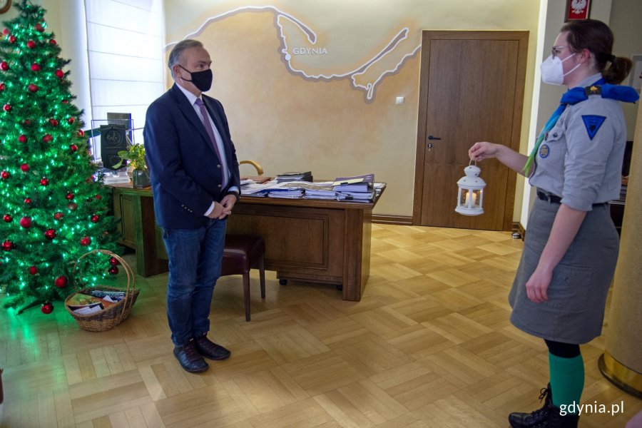 Jedna z harcerek przekazuje Betlejemskie Światło Pokoju prezydentowi Gdyni Wojciechowi Szczurkowi // fot. Sławomir Okoń