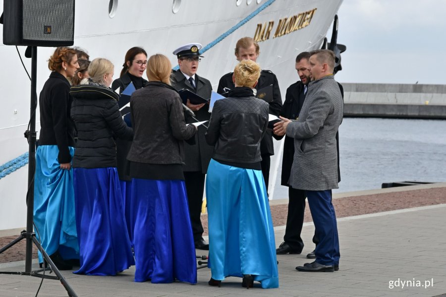 Akademicki Chór Uniwersytetu Morskiego uświetnił uroczystość rozpoczęcia nowego roku akademickiego Uniwersytetu Morskiego, która odbyła się na pokładzie "Daru Młodzieży" // fot. Magdalena Czernek