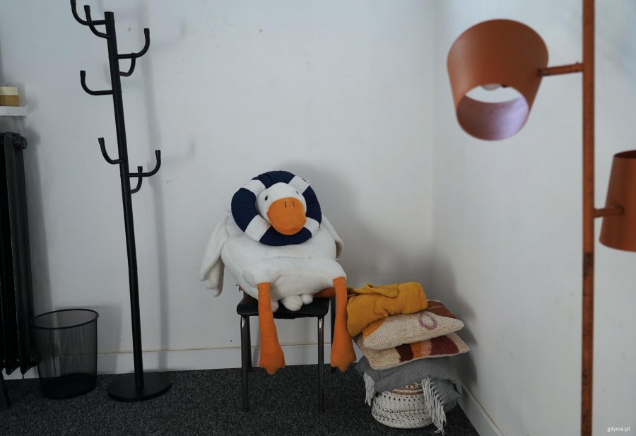 Pluszak na krzesełku w kołem ratunkowym na głowie