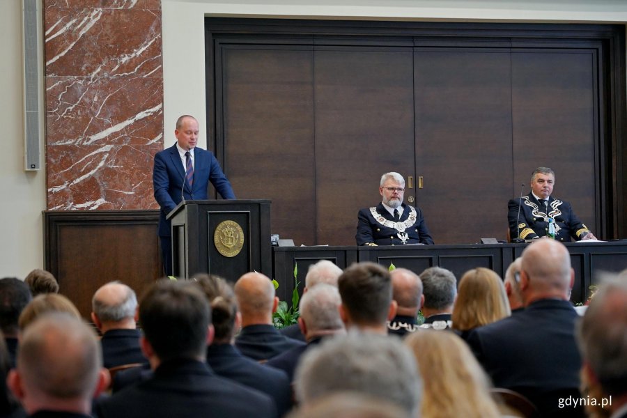Wojciech Gąsowski &ndash; dyrektor Departamentu Edukacji Morskiej Ministerstwa Infrastruktury odczytujący list od Arkadiusza Marchewki, sekretarza stanu w Ministerstwie Infrastruktury, podczas uroczystości z okazji 106. rocznicy utworzenia Uniwersytetu Morskiego w Gdyni 
