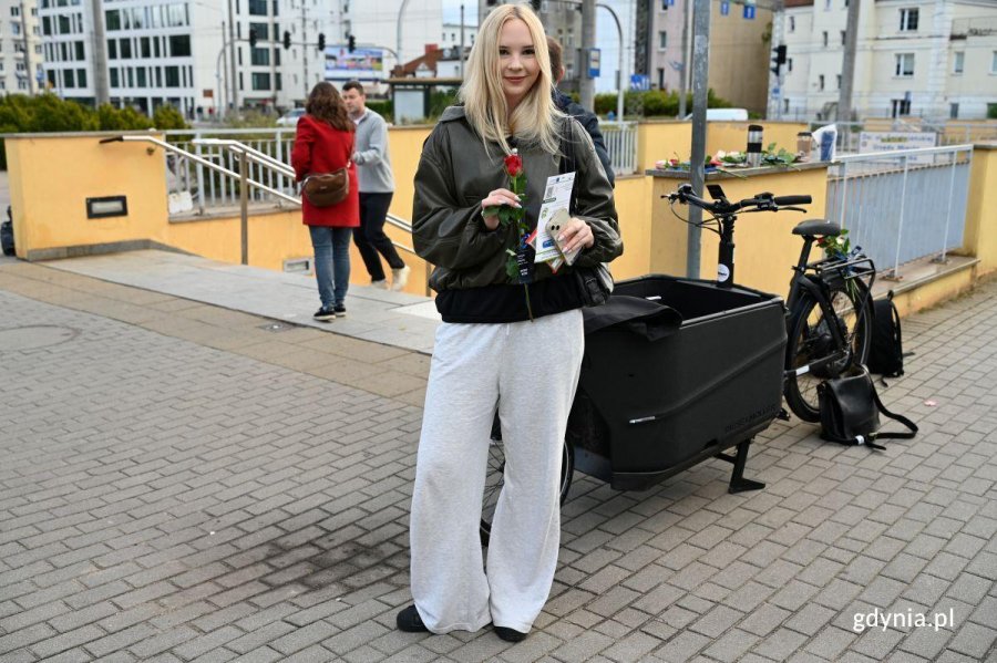 Natalia z Gdyni przy przystanku SKM