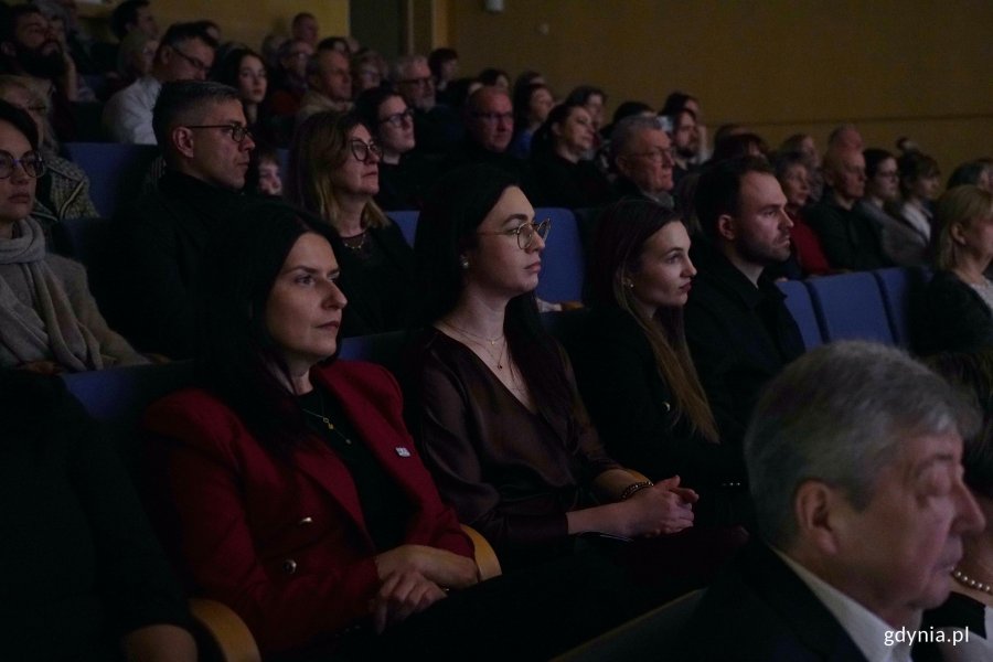 Publiczność zgromadzona w sali koncertowej Szkoły Muzycznej I i II stopnia im. Z. Noskowskiego podczas koncertu &bdquo;Muzyczny portret Gdyni&rdquo;. Wśr&oacute;d gości m.in. wiceprzewodnicząca Rady Miasta Gdyni Mariola Śrubarczyk-Cichowska i radny miasta Norbert Anisowicz