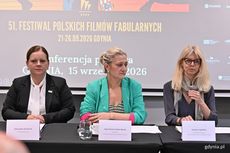 Od lewej: prezydent Gdyni Aleksandra Kosiorek, Agata Kozierańska-Burda &ndash; dyrektorka Festiwalu Polskich Film&oacute;w Fabularnych i Joanna Łapińska &ndash; dyrektorka artystyczna Festiwalu Polskich Film&oacute;w Fabularnych podczas konferencji prasowej zapowiadającej 51. Festiwal Polskich Film&oacute;w Fabularnych, kt&oacute;ra odbyła się w Hotelu Mercure