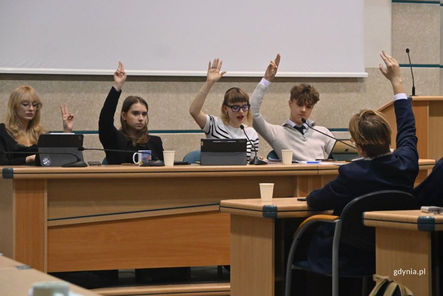 Prezydium Młodzieżowej Rady Miasta. Na zdjęciu (od lewej): sekretarz Zofia Lubańska, wiceprzewodnicząca Iga Drzewicka, przewodnicząca Zuzanna Rybikowska, wiceprzewodniczący Aleksy Żukowski  (fot. Magdalena Starnawska)