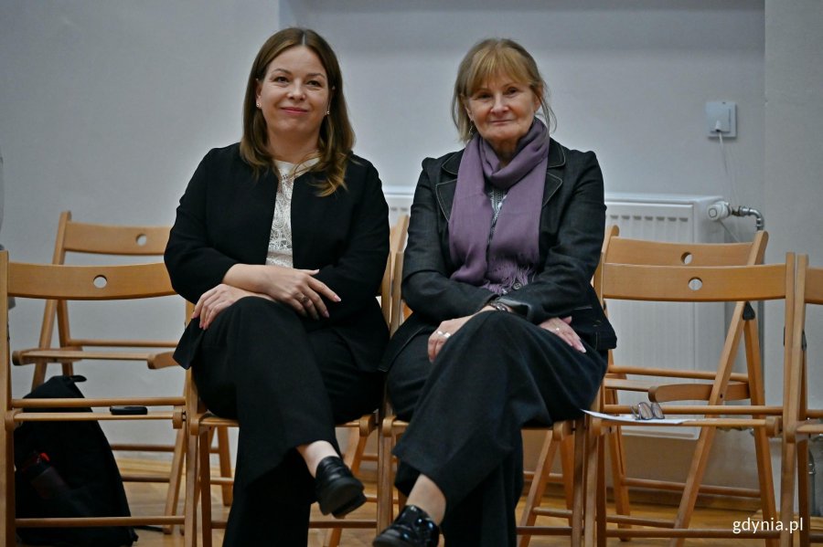 Wiceprezydentka Gdyni Oktawia Gorzeńska i Elżbieta Zaręba &ndash; dyrektorka II LO w Gdyni podczas inauguracji wystawy &bdquo;Gdynia x 10&rdquo;  w auli szkoły