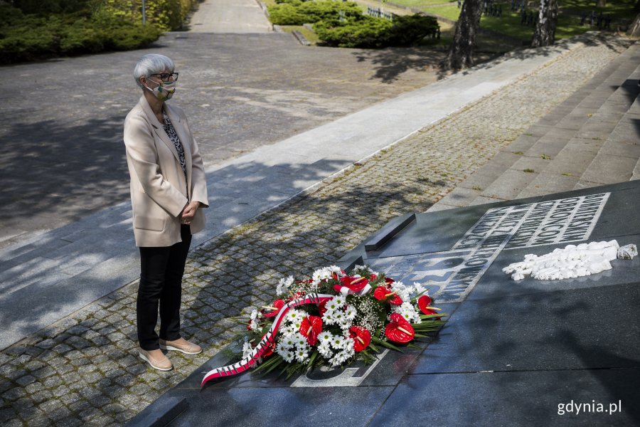 W samo południe przewodnicząca Rady Miasta Joanna Zielińska złożyła wieniec na cmentarzu im. Obrońców Wybrzeża/fot. Przemysław Kozłowski