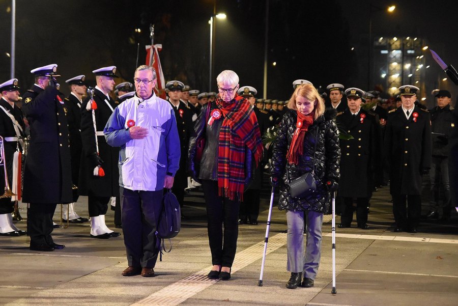 Kwiaty pod pomnikiem Polski Morskiej złożyli m.in.  Joanna Zielińska - przewodnicząca Rady Miasta Gdyni, Elżbieta Sierżęga - radna miasta i Zenon Roda - przewodniczący Rady Dzielnicy Grabówek // fot. Michał Puszczewicz