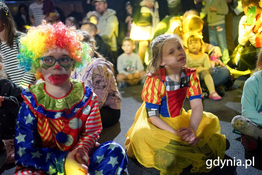 Chłopiec w przebraniu klowna i dziewczynka w stroju królewny  Śnieżki