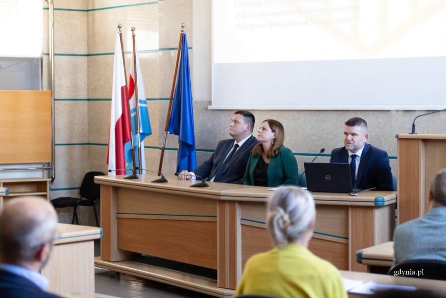 Wczoraj w sali 105 Urzędu Miasta Gdyni prezydent Aleksandra Kosiorek, naczelnik Wydziału Zarządzania Kryzysowego Robert Ronduda i sekretarz miasta Łukasz Kobus spotkali się z przedstawicielami służb i instytucji odpowiedzialnych za bezpieczeństwo. Rozmowy dotyczyły opracowania w ciągu miesiąca wkładów do Pomorskiego Planu Ewakuacji i Ochrony Ludności. (fot. Natalia Kawalerowicz)