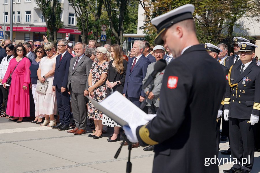 Uroczystości przy pomniku Polski Morskiej. Na zdj. m.in. prezydent Wojciech Szczurek, przewodnicząca Rady Miasta Gdyni Joanna Zielińska, radni – Elżbieta Raczyńska, Dorota Płotka i Zenon Roda, senator RP Sławomir Rybicki, poseł Marek Rutka i Dorota Arciszewska-Mielewczyk, prezes Polskich Linii Oceanicznych