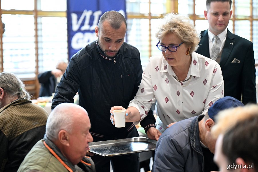 Radni Teresa Bysewska i Marcus da Silva podają gościom ciepłe napoje