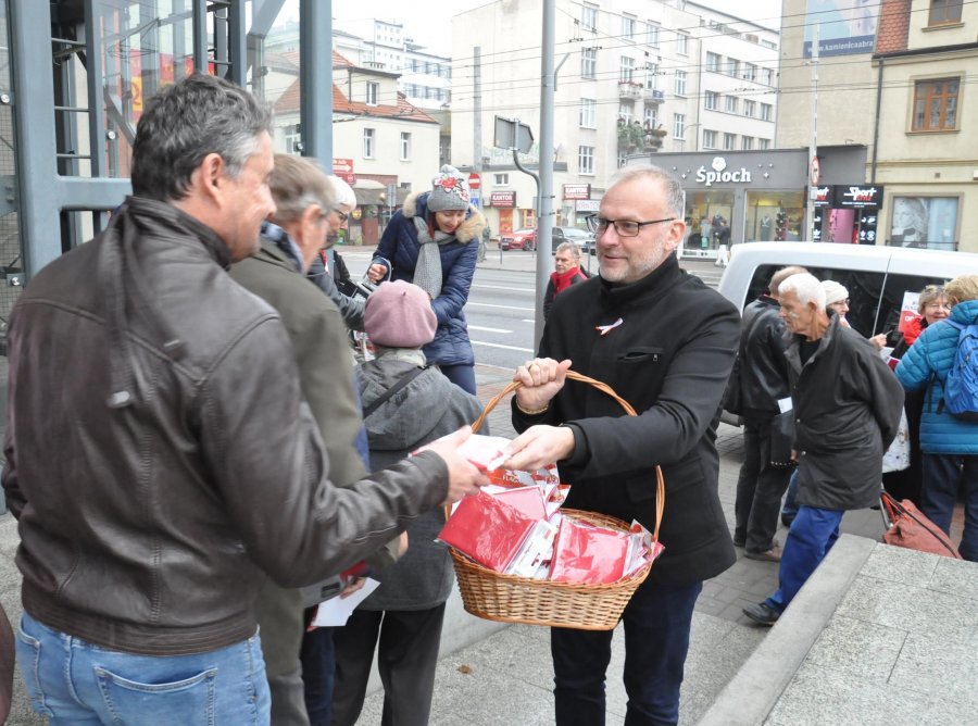 Flagi rozdawał wiceprezydent Gdyni Michał Guć // fot. Magdalena Czernek
